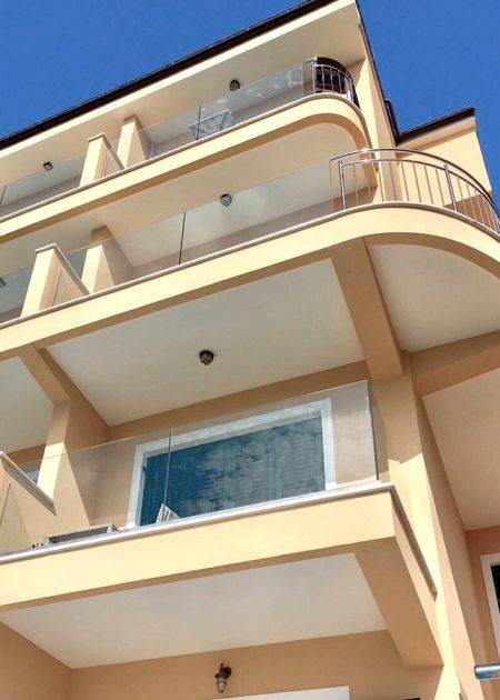 Nicht nur in Deutschland, Fassadenanstriche an einer Villa in Kroatien