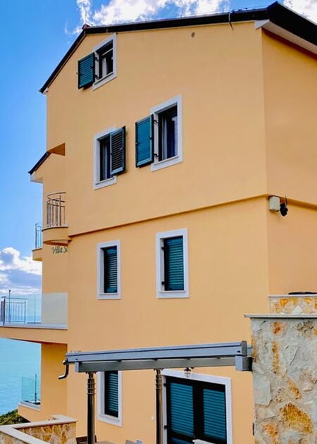 Nicht nur in Deutschland, Fassadenanstriche an einer Villa in Kroatien